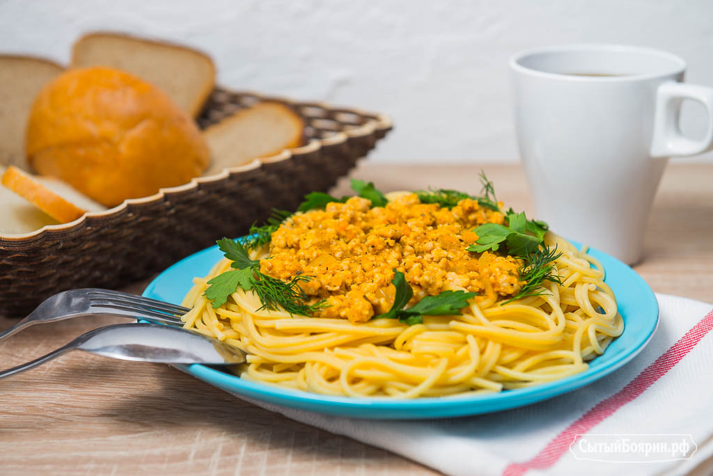 Посмотрите рецепт и вы узнаете как приготовить Спагетти с соусом из фарша и кабачковой икры